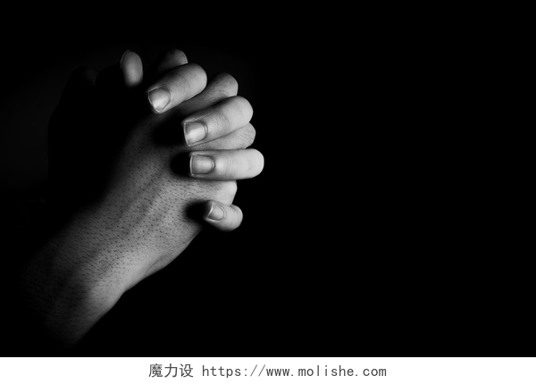 黑色背景上双手紧握祈祷吧